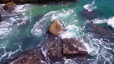 4K实拍夏日海边海浪拍打礁石空镜头视频的预览图